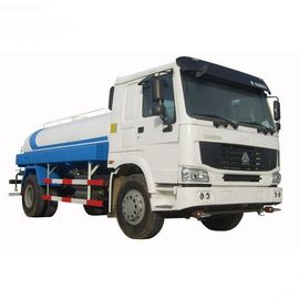 LHD در حال رانندگی وسایل نقلیه دارای هدف ویژه از کامیون های مخزن آب استفاده می شود برای تمیز کردن جاده ها